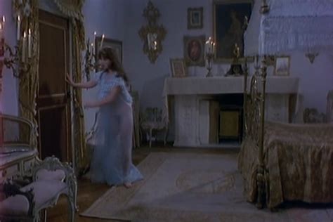 Naked Azucena Hernández in La momia nacional