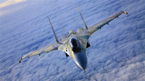 Mira cómo un caza ruso Su 27 intercepta dos aviones espías de la OTAN