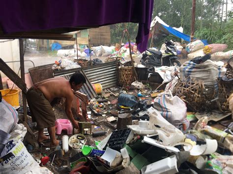 Bujang Pemulung Tpa Regional Payakumbuh Berburu Sampah Diantara