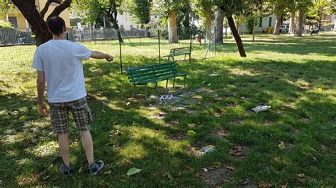 Giochi A Rischio Per I Bimbi Panchine Per Gli Adulti Ecco Il Parco Di