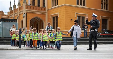 Mn Stwo Dzieci Na Pikniku Bezpieczna Droga Do Szko Y Przed Dworcem G