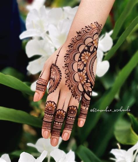 Stunning Mehendi Designs For The Sister Of The Bride And Bridesmaids