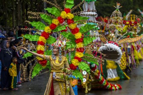 FASHION KARNAVAL DAN PAWAI BUDAYA DI BANJARMASIN ANTARA Foto