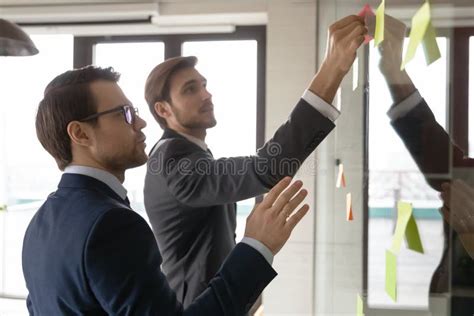 Empleados Masculinos Comprometidos Con El Pensamiento Creativo En El