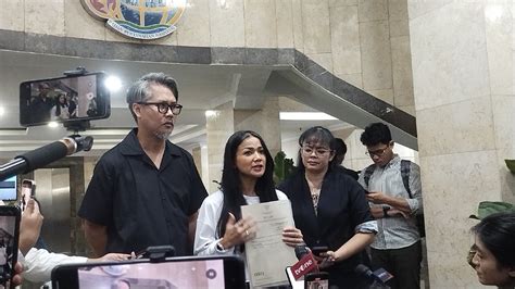 Nirina Zubir Gemetar Saat Terima Sertifikat Tanah Ini Alasannya