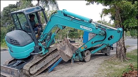 Cara Naik Turun Excavator Mini Dari Mobil Tronton Youtube