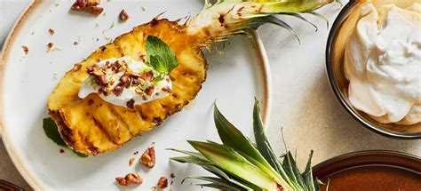 Gegrillte Ananas Mit Coconut Whipped Cream Minze Und Karamellisierten