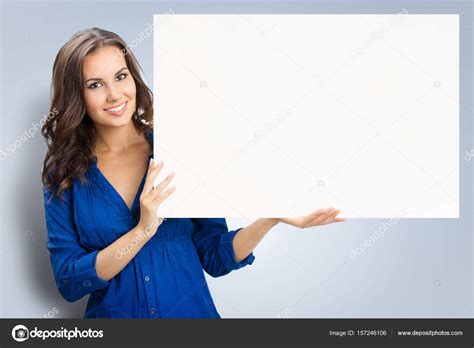Hermosa mujer joven mostrando letrero en blanco — Foto de stock