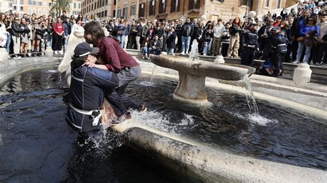 Italien Klimaaktivisten F Rben Wasser In R Mischem Brunnen Schwarz