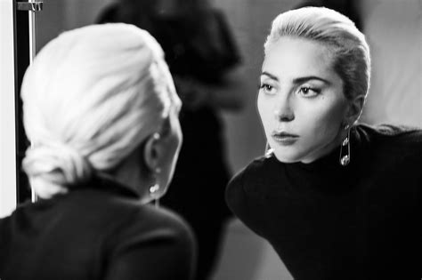 Lady Gaga luce irreconocible en la nueva campaña de Tiffany Erizos