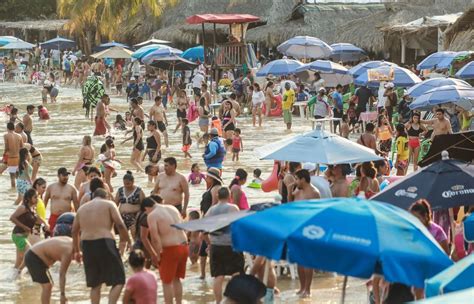 Turistas Abarrotan Playas De Acapulco