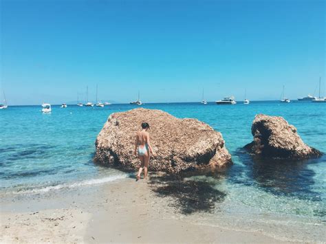 Hot girl khoe ảnh du lịch châu Âu ai cũng muốn mượn background để sống ảo ngay lập tức