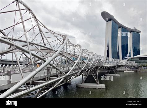 Helix bridge Singapore Stock Photo - Alamy