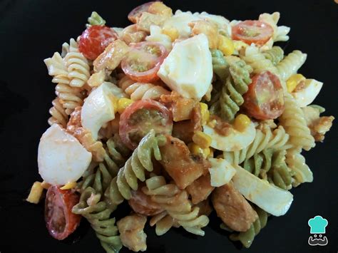 Ensalada De Pasta Con Pollo Y Salsa Rosa Fácil