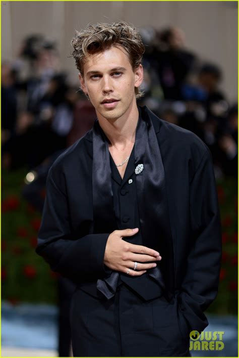 Austin Butler Kaia Gerber Have Made Their Red Carpet Debut At Met