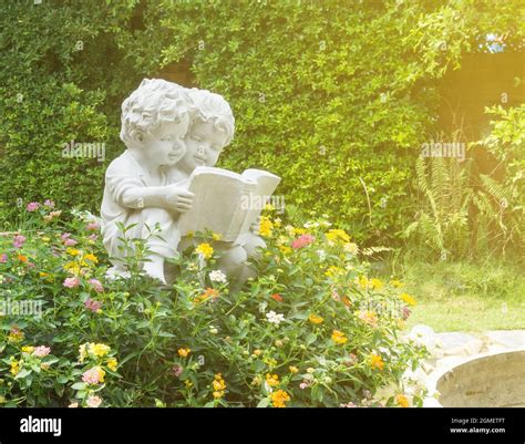 Estatua niño leyendo libro fotografías e imágenes de alta resolución