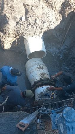 Trabaja COMAPA en la reparación de fuga de agua potable en la planta de