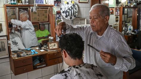 Perder um amigo e um grande cliente a dor dupla do barbeiro de Pelé