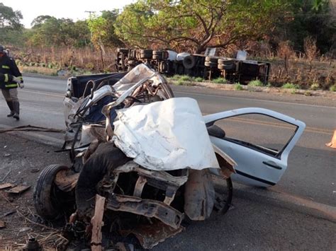 G1 Carro fica destruído e caminhão tomba em colisão na BA dois