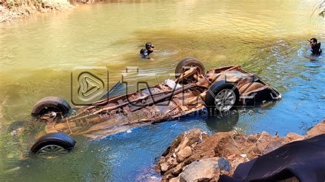 Tv Kz Carro Capota Cai De Ponte E Fica Submerso Em Rio Na Mg