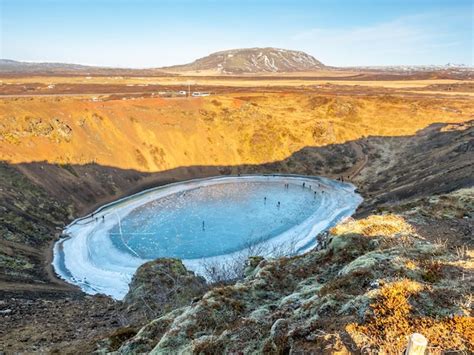 Cratera kerid enorme cratera vulcânica silenciosa torna se lago de