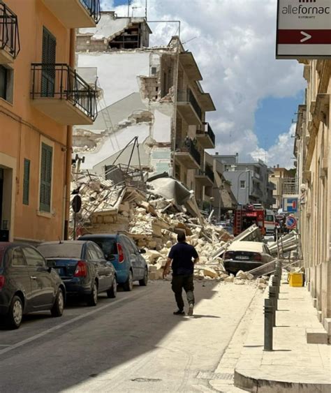 Palazzina In Ristrutturazione Crolla A Matera Operai Salvi Per