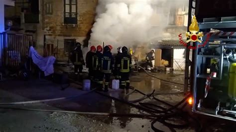 Incendio In Casa Evacuate Tre Palazzine A Palermo Lasiciliaweb