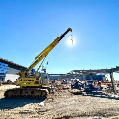 Why Hydraulic Crawler Cranes Are Ideal For Infrastructure Projects