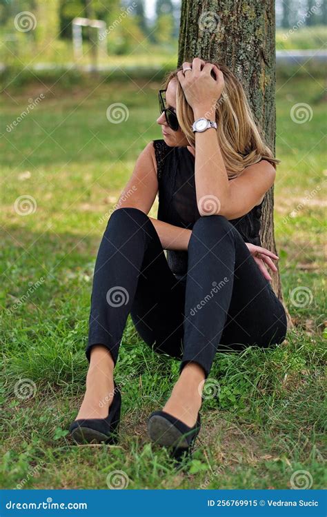 Femme Mature Assise Sous Un Arbre Image Stock Image Du Occasionnel Femelle 256769915