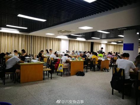 六安皖西学院2000名留校大学生挑灯夜战复习考研 皖西学院 六安 阅览室 新浪新闻