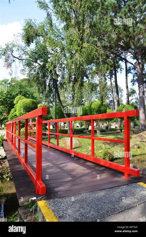 Red bridge in Chinese Garden located in Singapore Stock Photo - Alamy