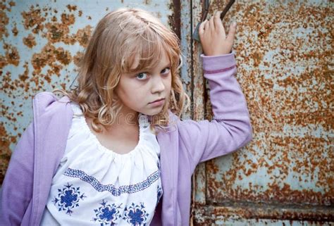 Verticale De Belle Petite Fille Russe Blonde Image Stock Image Du Fille Petite