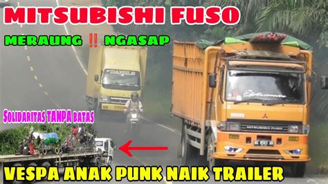 Truk Mitsubishi Oren Meraung Merayap Trailer Muatan Anak Vespa