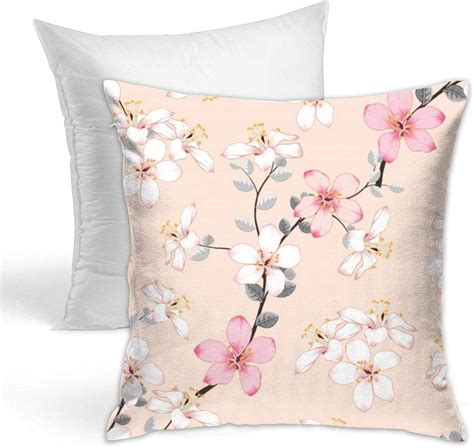 Almohada con diseño de flores silvestres rosas sobre fondo pastel