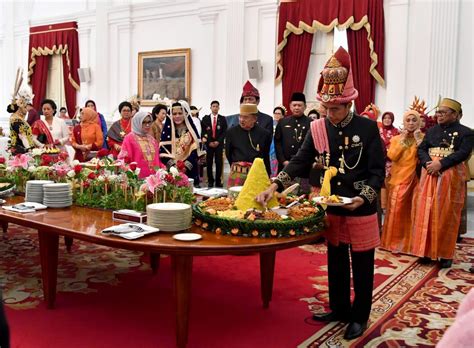 Syukuran Hut Ke Ri Presiden Jokowi Potong Tumpeng Bersama Presiden