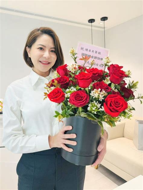 賀婦女節 韓國瑜暖送每位女立委一盆玫瑰