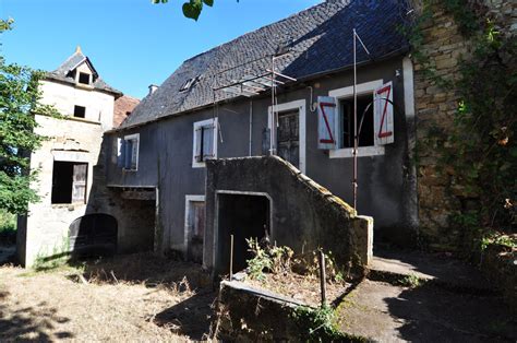 Maison et granges à rénover avec terrain dans un village de caractère