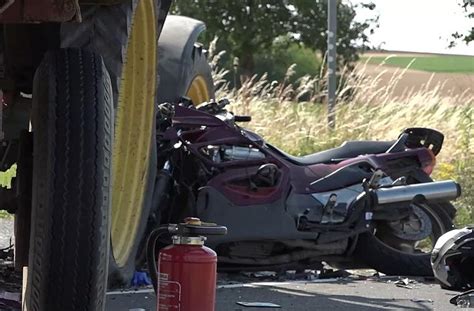 T Dlicher Unfall Bei Werneck Motorradfahrer Kracht In Traktor