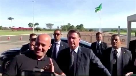 Apoiador Tira Foto Bolsonaro E Faz Gesto De Supremacia Branca Veja