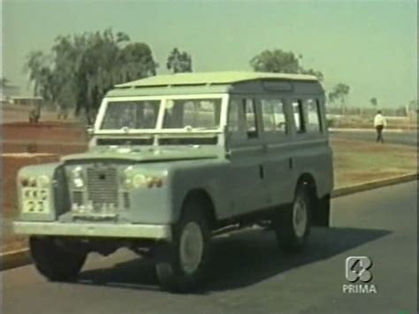 IMCDb org Land Rover 109 Series II Station Wagon in L uomo più