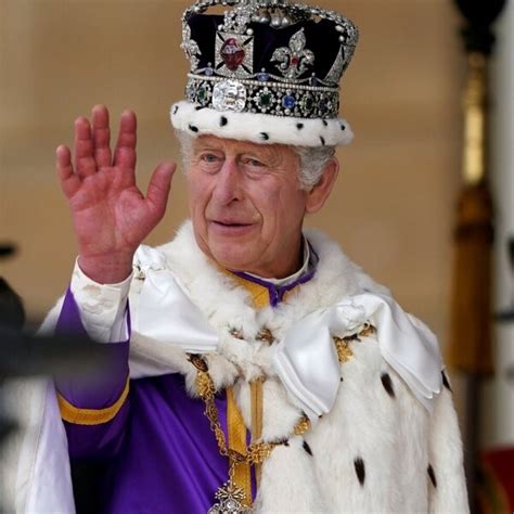 El Rey Carlos III saludando tras ser coronado Coronación de Carlos