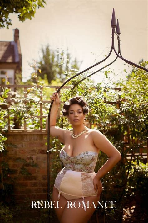 Modelos plus size compartilham fotos de lingerie e reforçam a