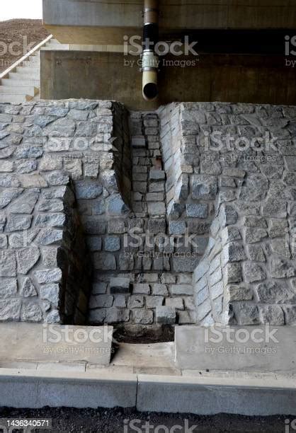 Photo Libre De Droit De Drainage Du Pont Autoroutier Un Mur