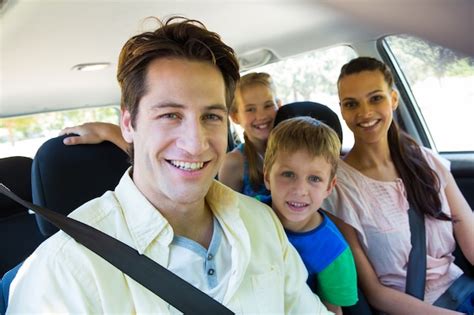 Familia Feliz En Un Viaje Por Carretera Foto Premium