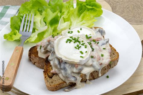 Tartine De Pain Aux Champignons Lardons Et Fromage De Ch Vre Stock