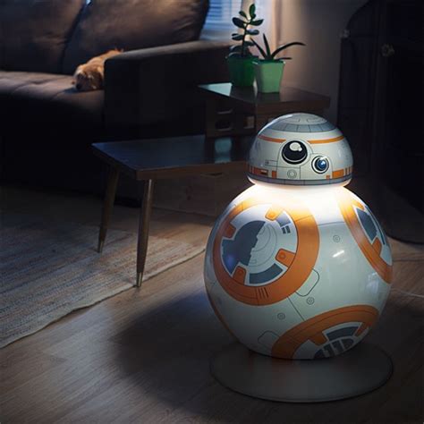 いまにも動き出しそうBB 8の等身大フロアランプBB 8 Life Size Aluminum LED Floor Lamp