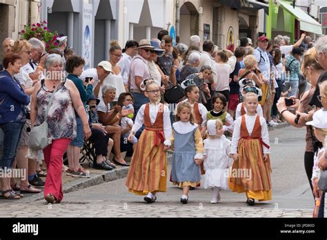 Les Enfants Francophones En Costume Traditionnel Dans La Fete Des