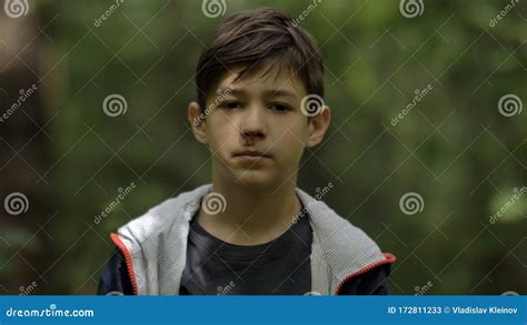 Retrato De Un Chico Triste Con La Nariz Rota En El Bosque Mirando La