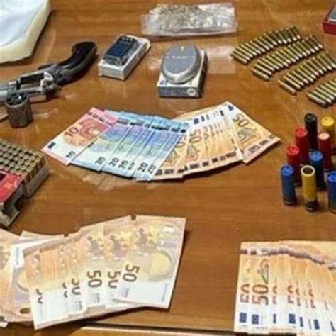 Itala Droga E Armi In Casa 42enne Arrestato Rinvenute Pistola Con