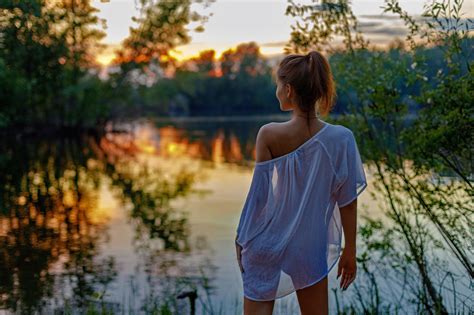 Jeune Fille Nu Dans Nature